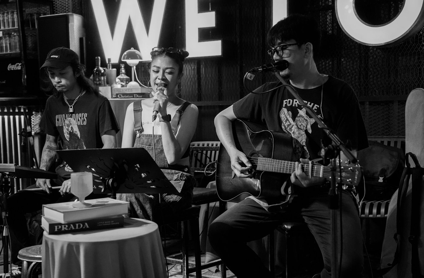 Live unplugged music at We' Loft Bar – low light, quiet atmosphere, and real moments.