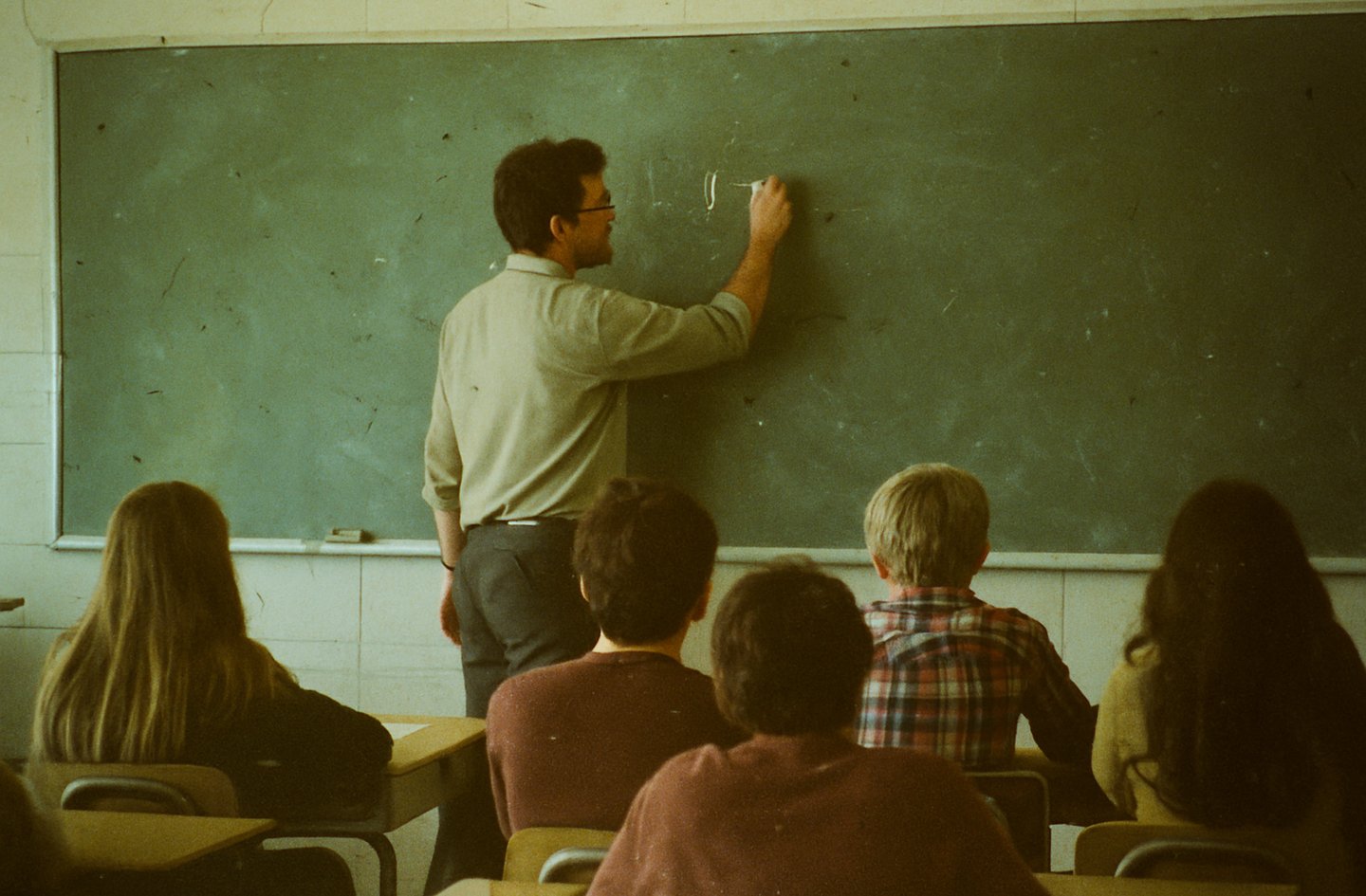 le professeur écrit au tableau pour la journée mondiale des enseignants.