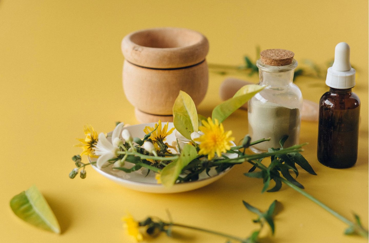 des fleurs et un flacon d'huiles essentielles