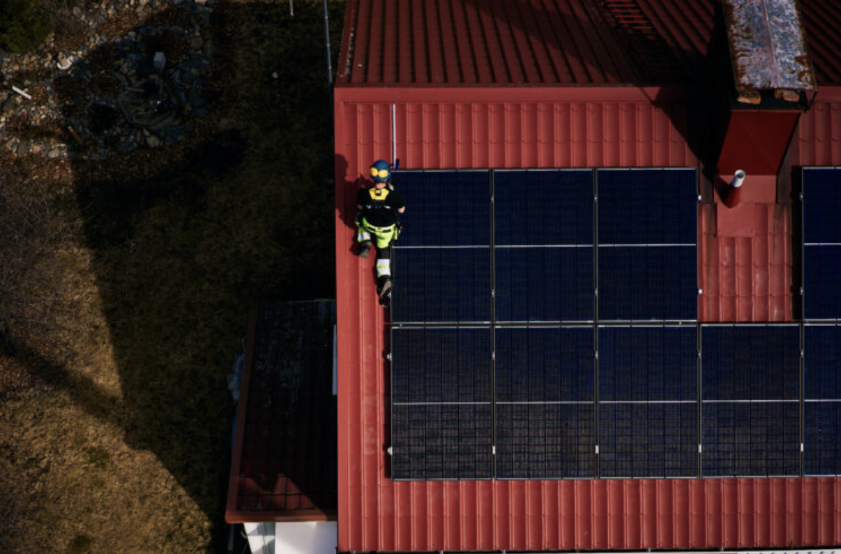 Aurinkopaneelien asennus