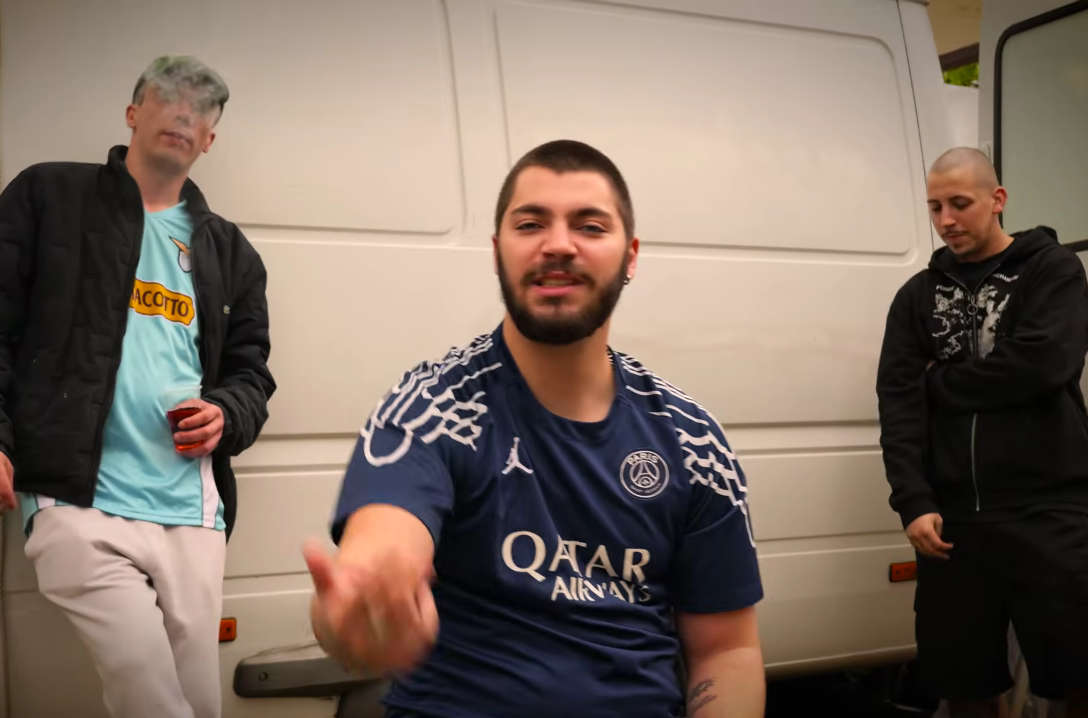 LOBO VNF, AIM J e SAGUI no videoclipe Tou Barato gravado numa feira de rua