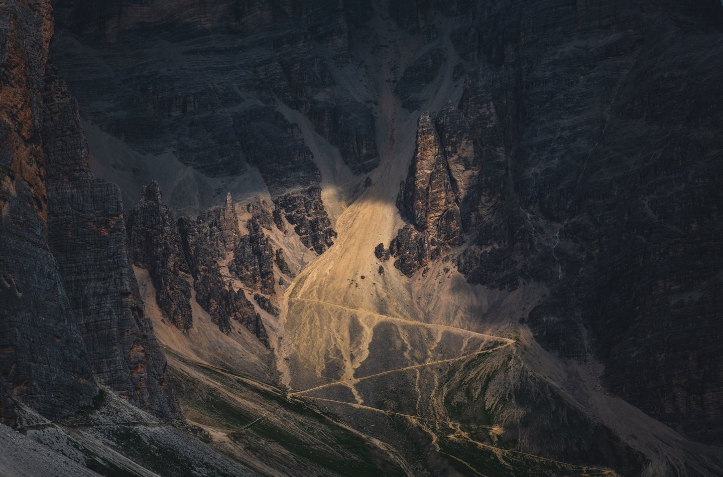 Chemin illuminé sous le Tofana di Rozes