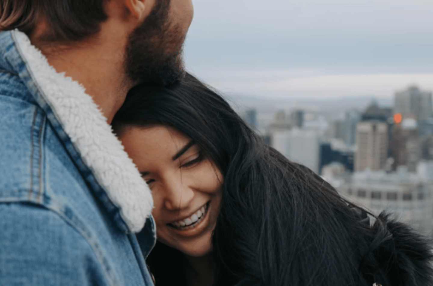 CASAL SE ABRAÇANDO COM TOQUES