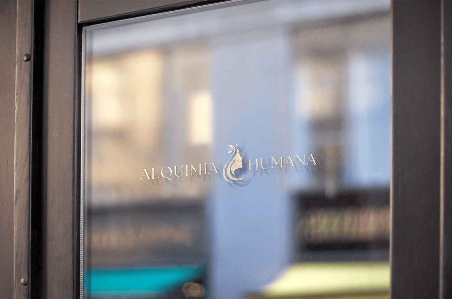 Una puerta que refleja la entrada a instalaciones Alquimia Humana donde se puede recibir terapia