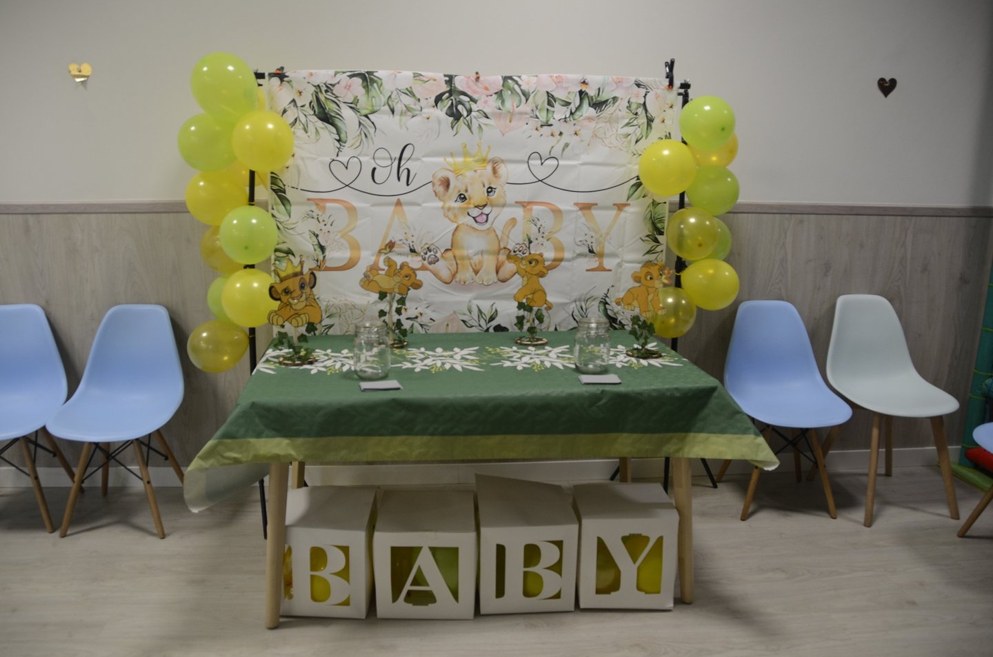 Decoración mesa baby shower con temática del rey león