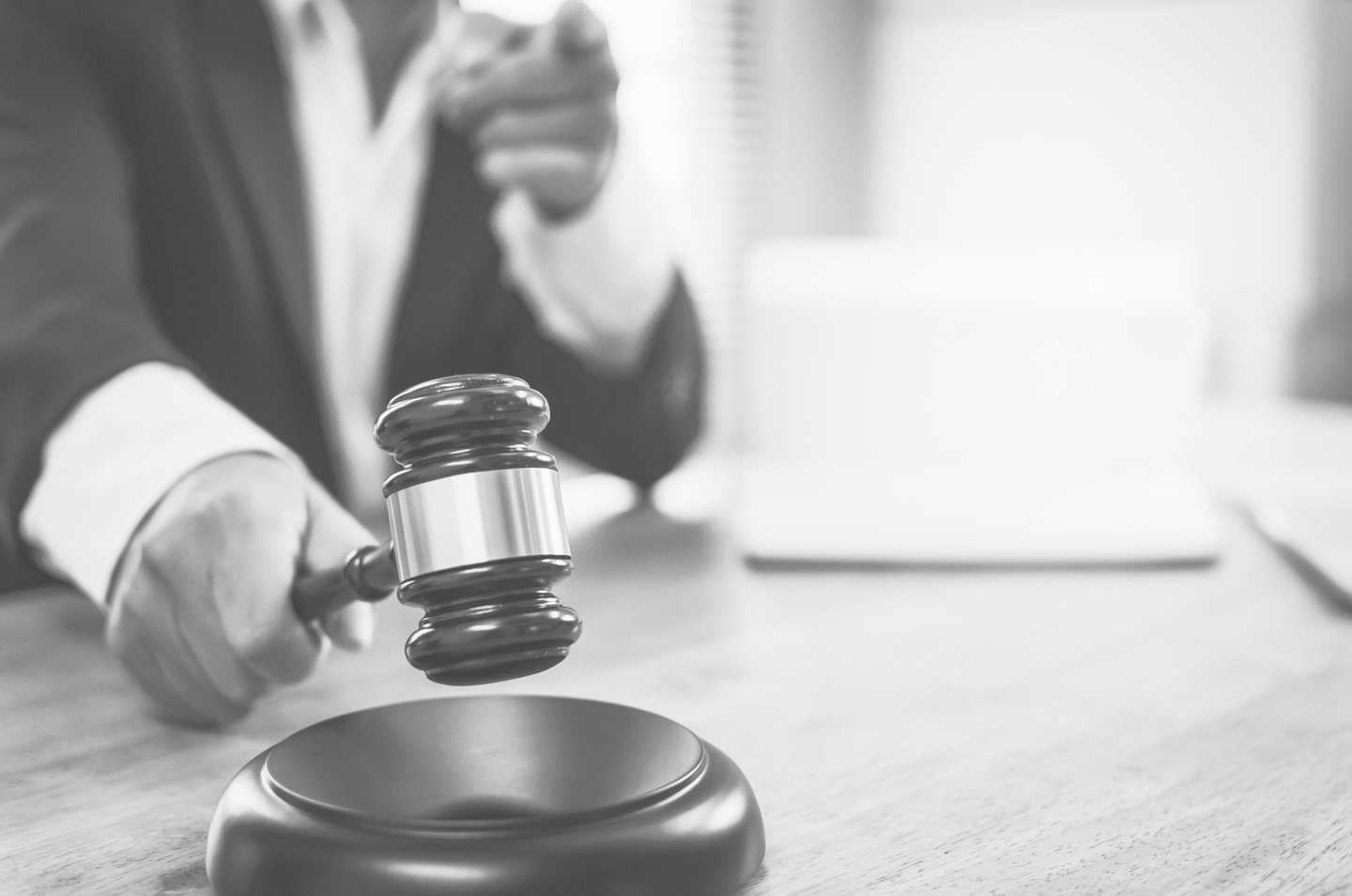 Martillo judicial representando procedimientos legales y defensa jurídica en Canarias