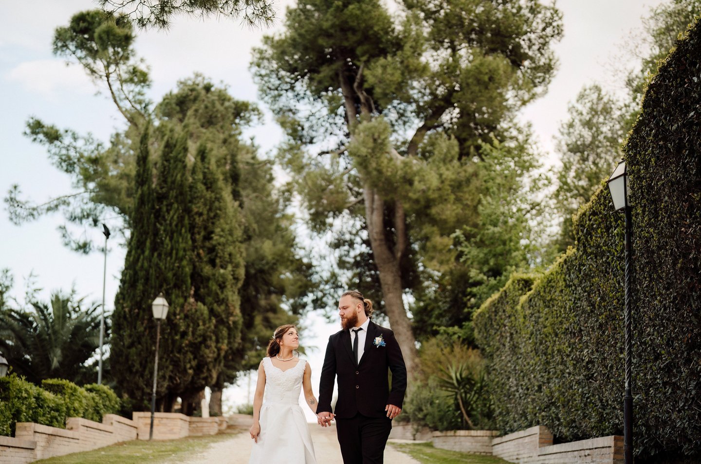 Sposi che passeggiano in un giardino