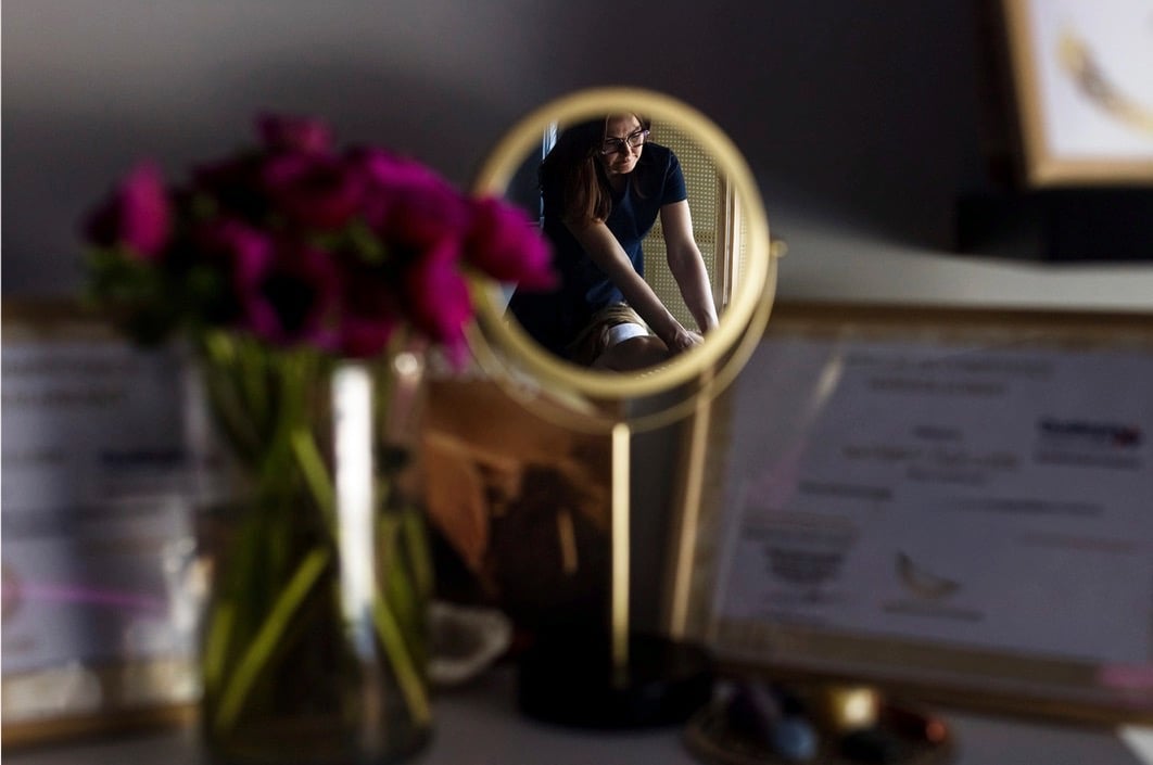 Reflet de Nathalie Gaullier en train de pratiquer un massage sur une de ces clientes