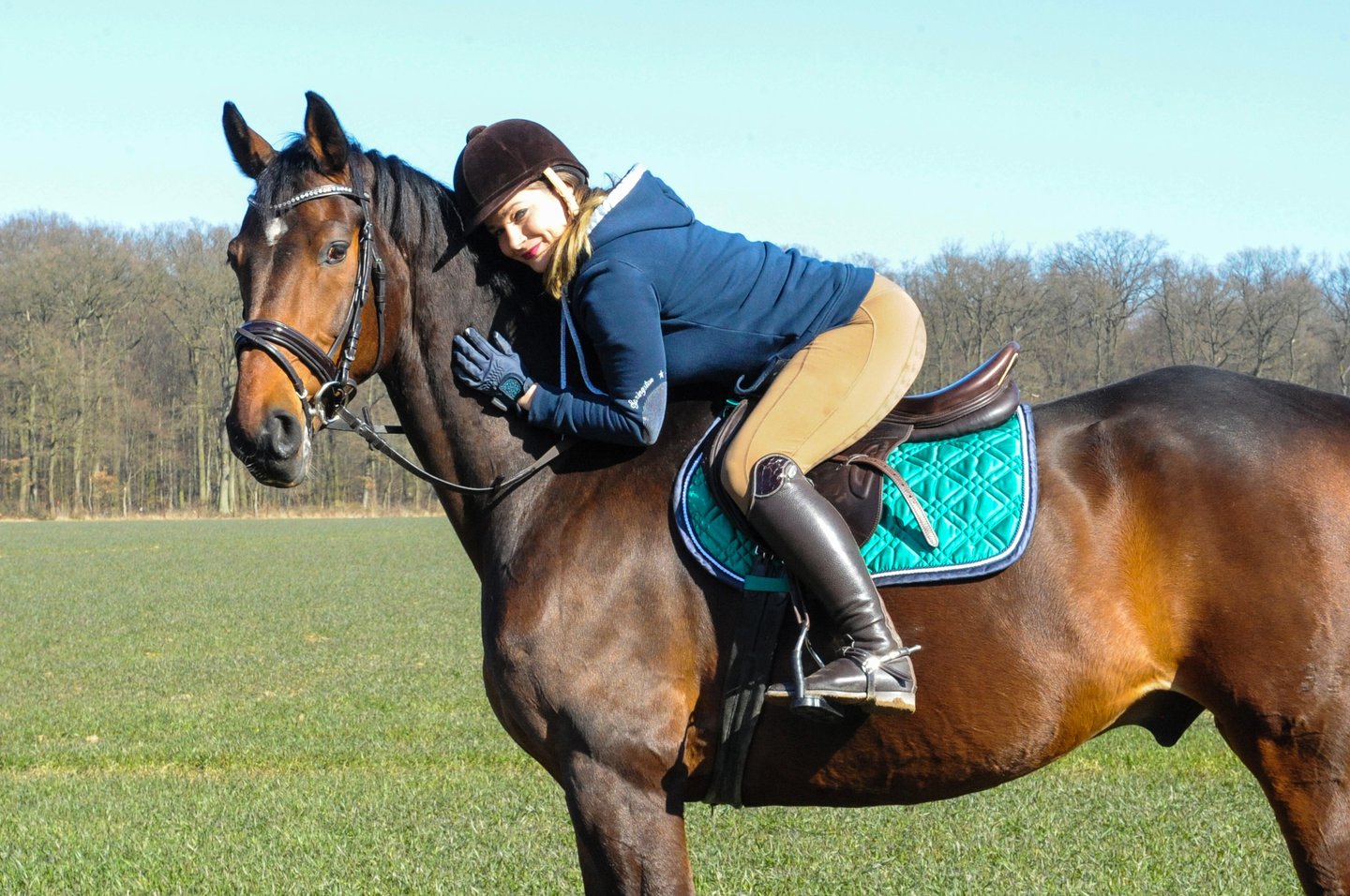 Ponytante mit ihrem Pferd bei einem Ausritt