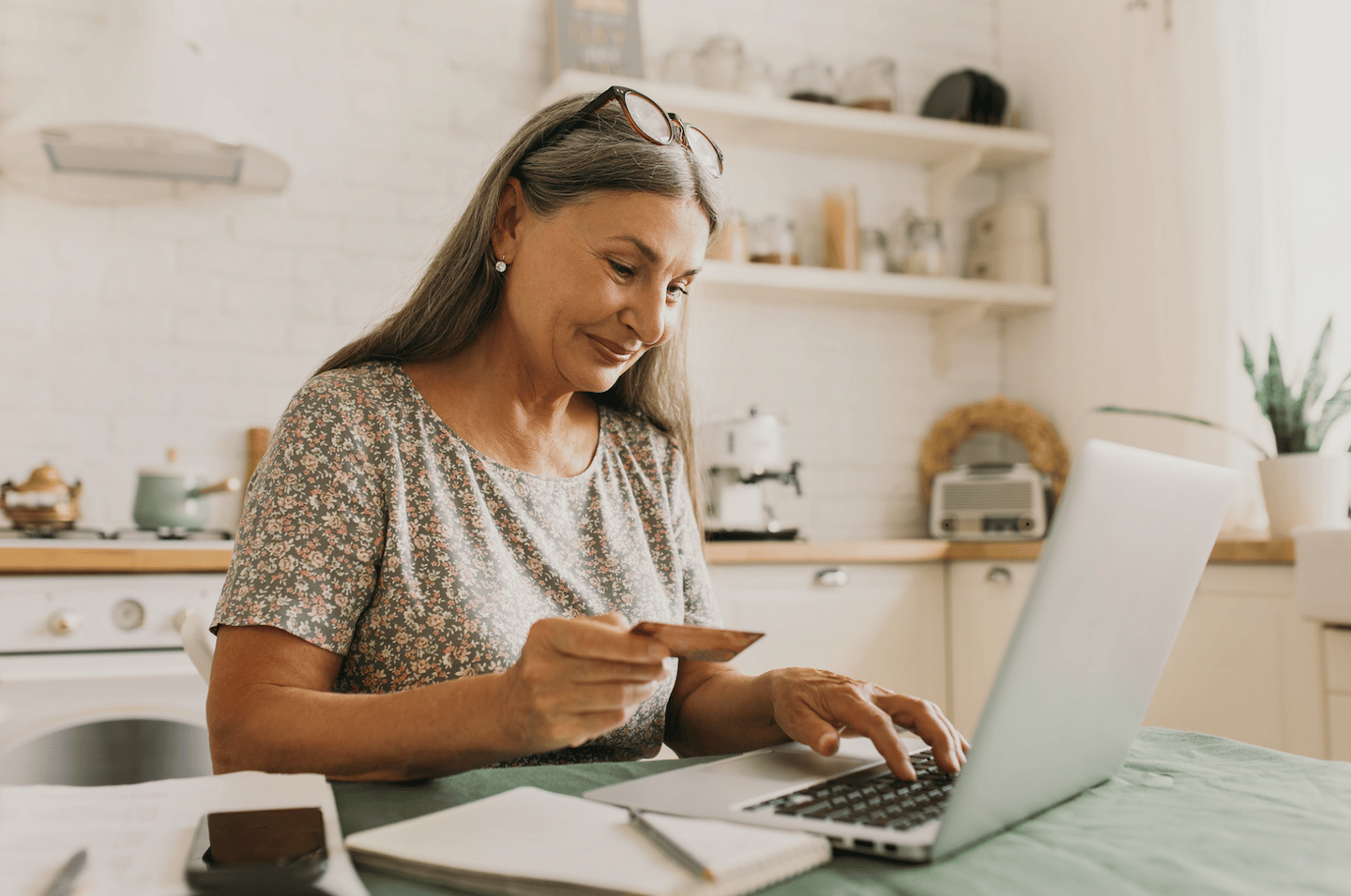 FERS_LADY_LOOKS_AT_SS_CARD