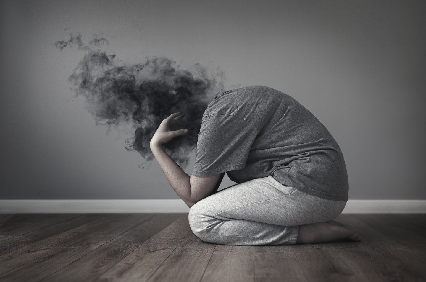 personne repliée sur elle meme souffrant d'anxiete