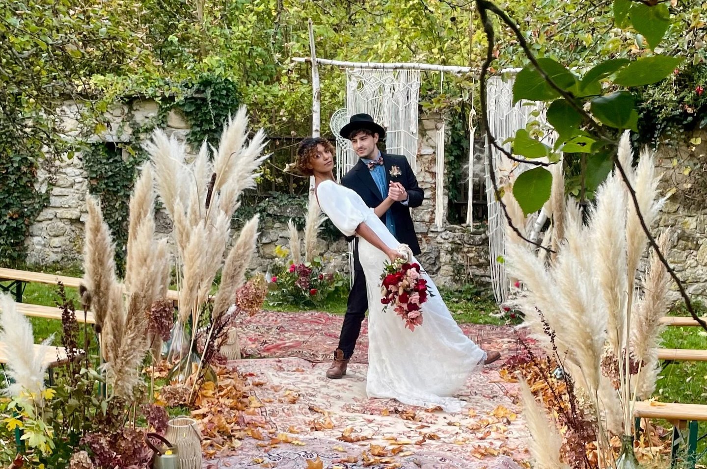 Décoration de cérémonie laïque avec arche en bouleau et macramé Tapis persanLes mariés sont devant l