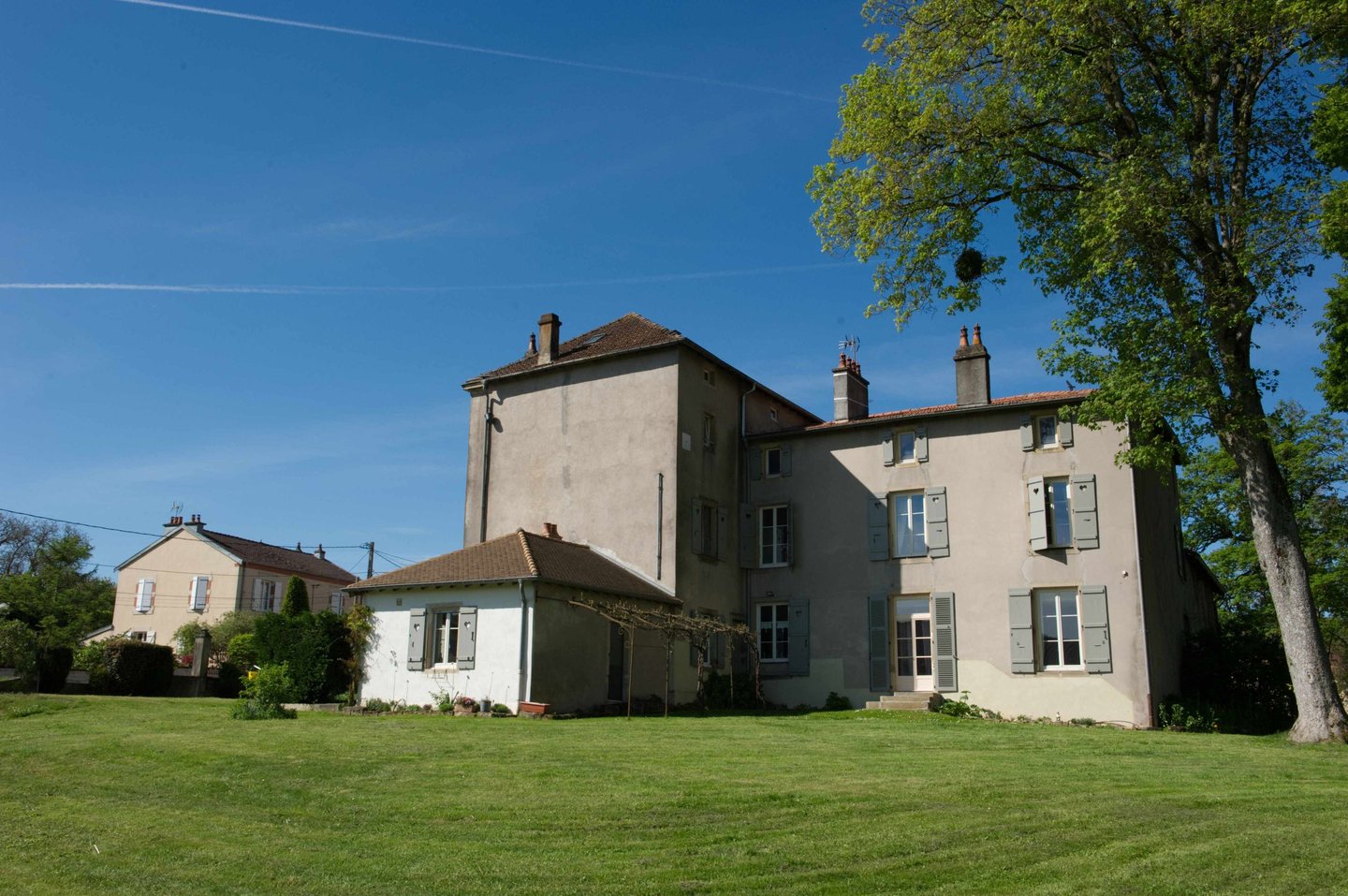 Die Rückseite des Herrenhauses mit der Parkanlage