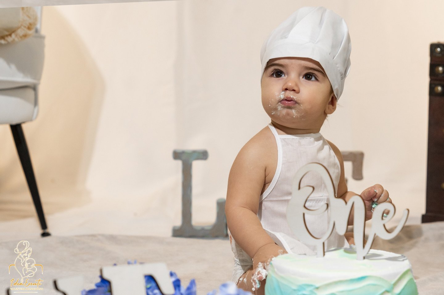 bimbo vestito da chef con smash cake