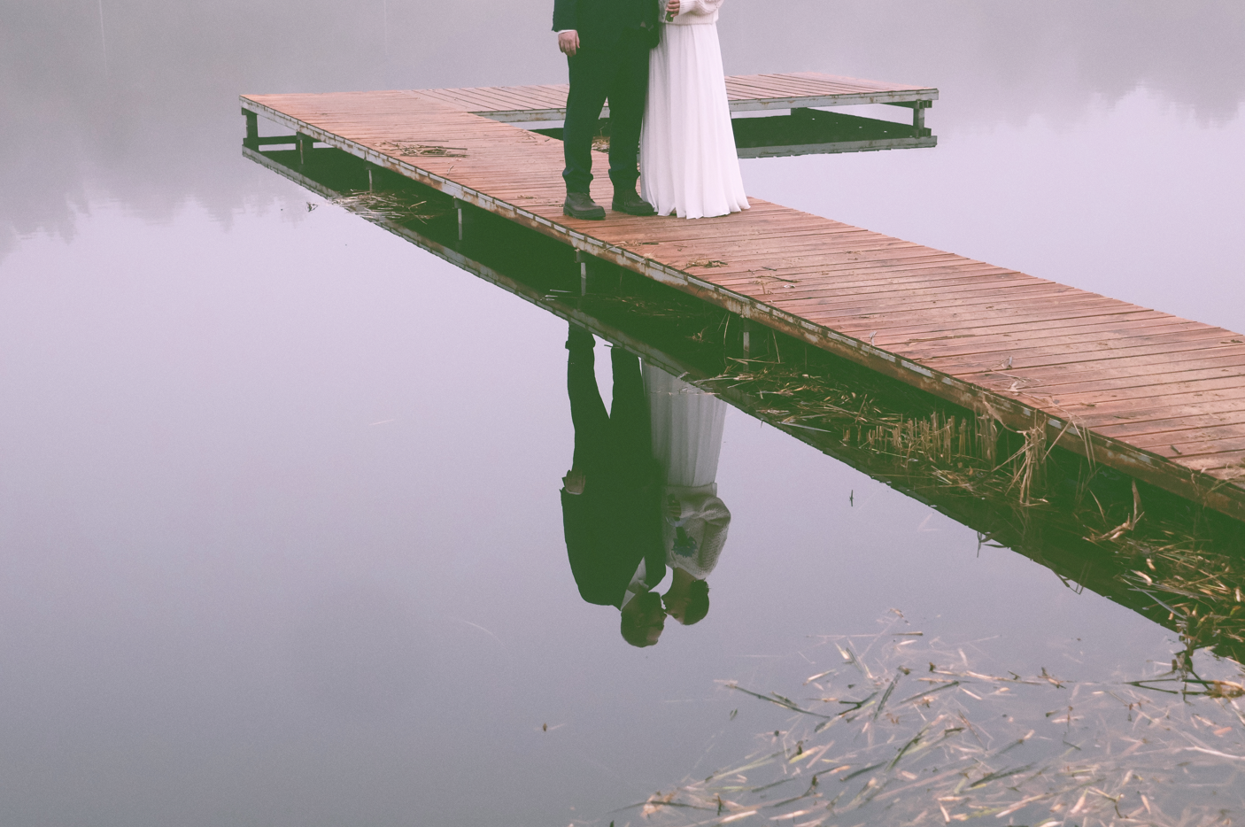 micro vestuvės žiemą ir fotosesija ant ežero kranto lieptelio