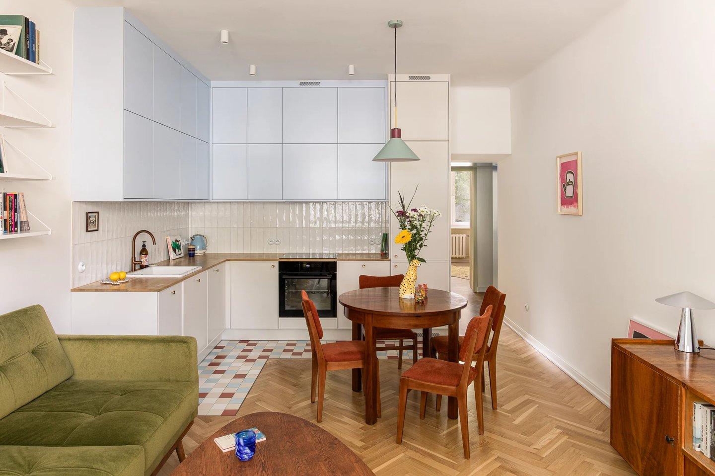 Fotografia wnętrz: eklektyczny salon z aneksem i styl vintage.