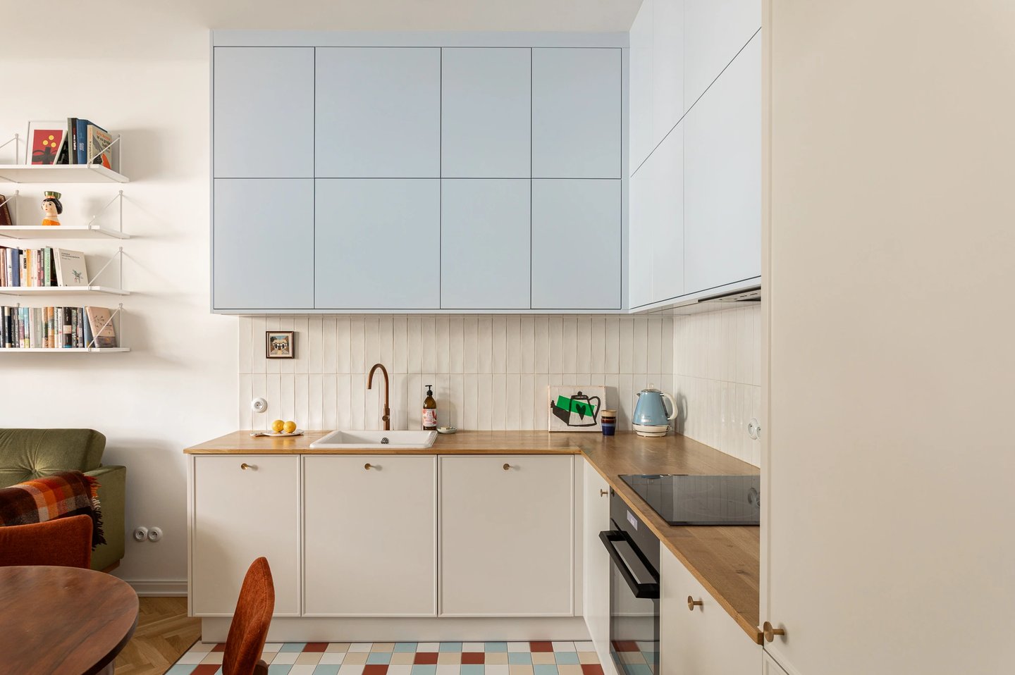 Fotografia architektury: niebieska zabudowa kuchenna retro.