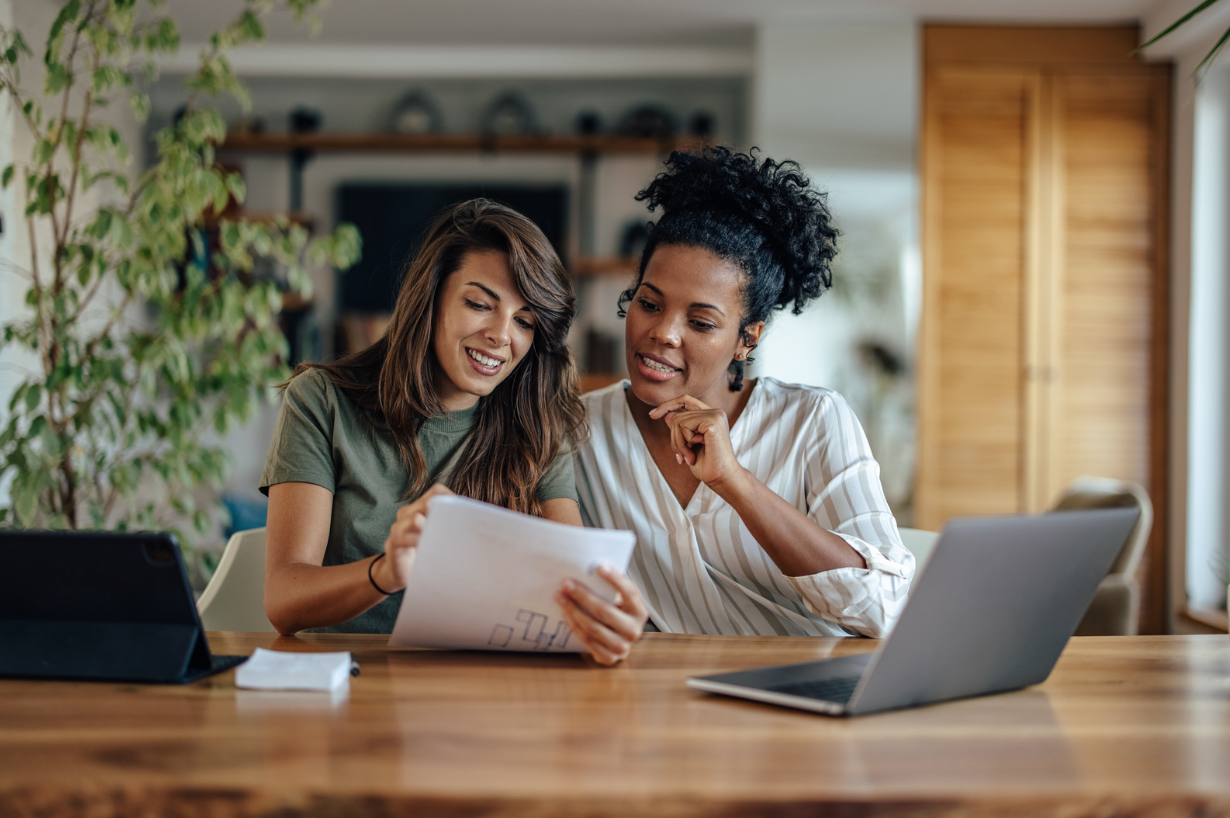 Bankeaz | Expatriate woman negotiating her new French employment contract
