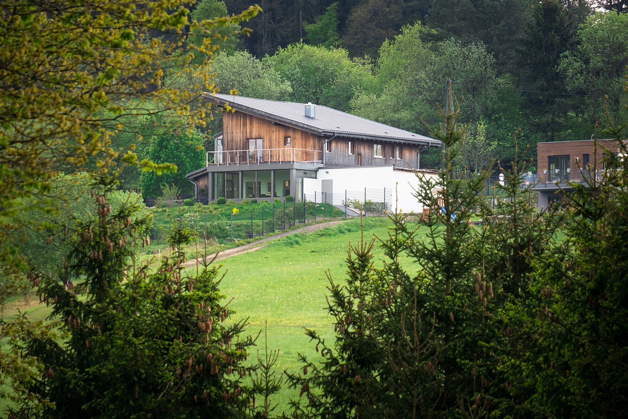 Une magnifique maison en bois dans un grand jardin, paisible nature