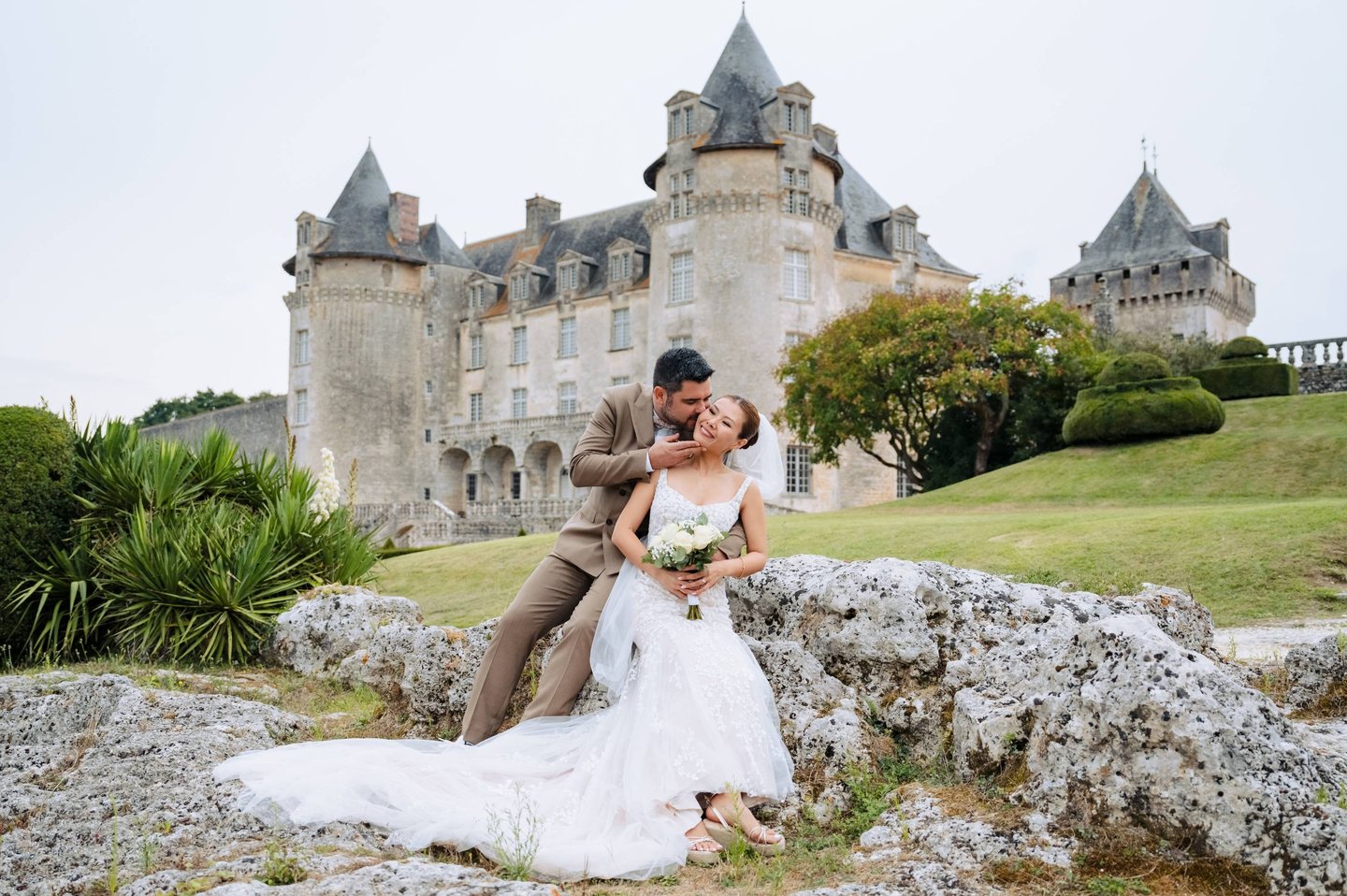 photographe mariage chateau la roche courbon couple de maries sur rocher