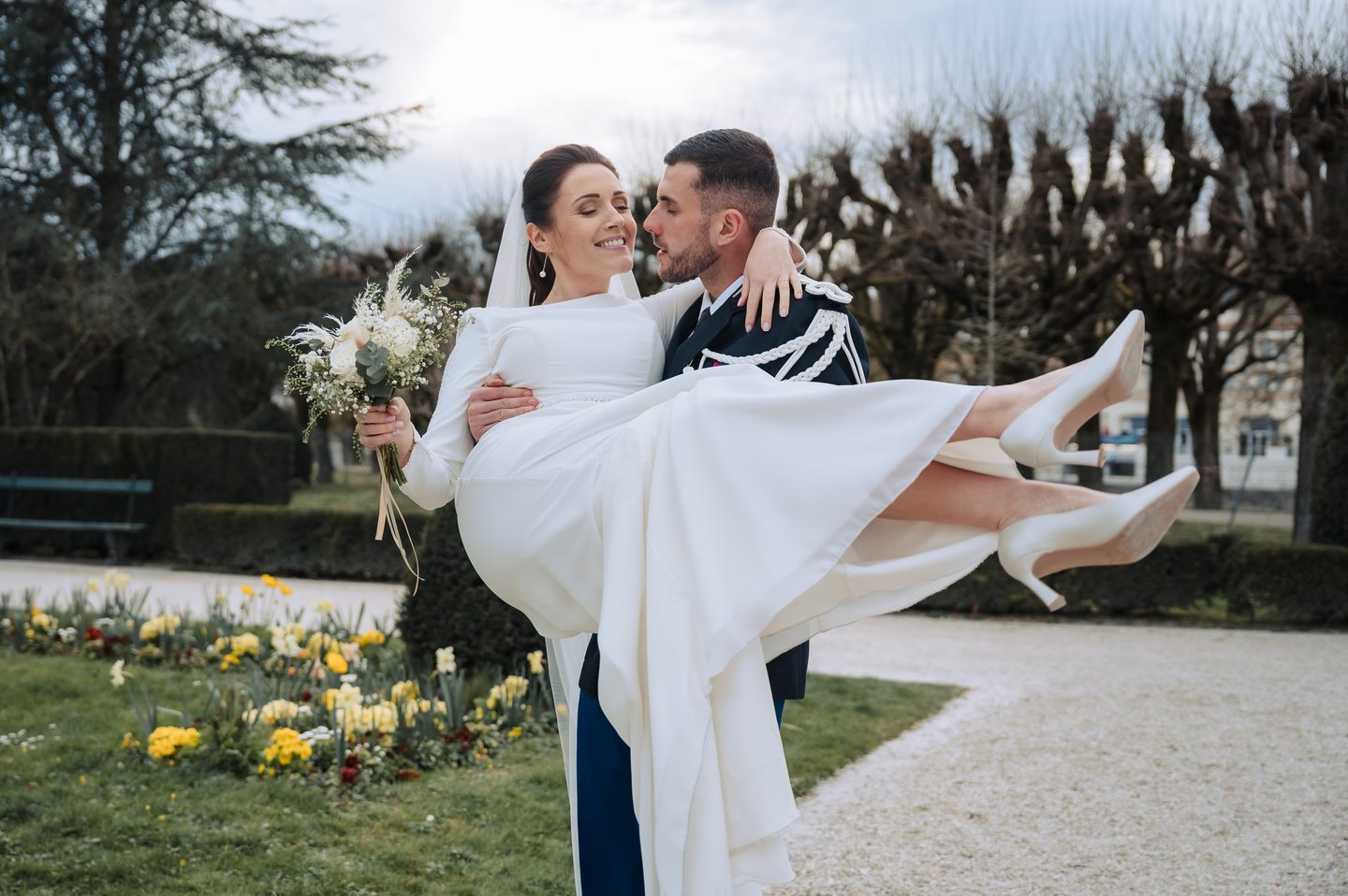 photographe mariage saintes mariee dans les bras de son mari au jardin public de saintes
