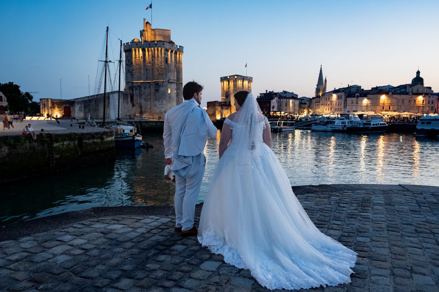 mariage-la-rochelle-couple-devant-les-tours-de-nuit