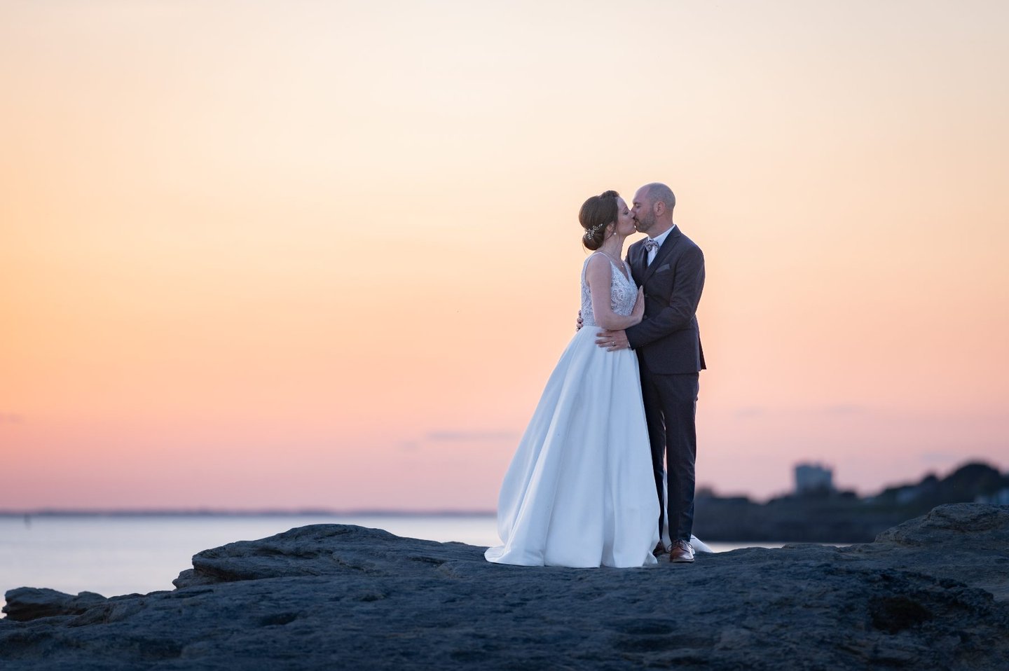 photographe mariage royan couple de mariés qui sur une plage royannaise au coucher de soleil