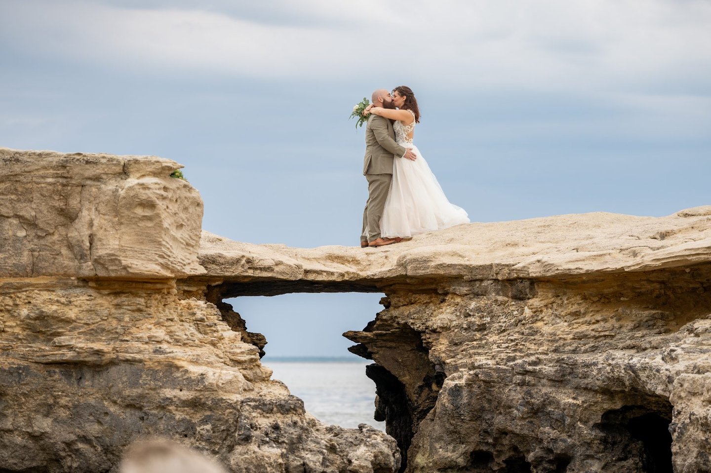 photographe-mariage-royan-plage-du-pont-du-diable-couple-qui-s-embrassent-sur-les-rochers