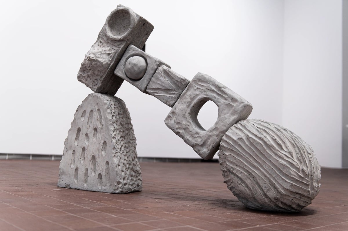 A artista Erika Verzutti, por exemplo, utiliza elementos naturais e esculturas orgânicas