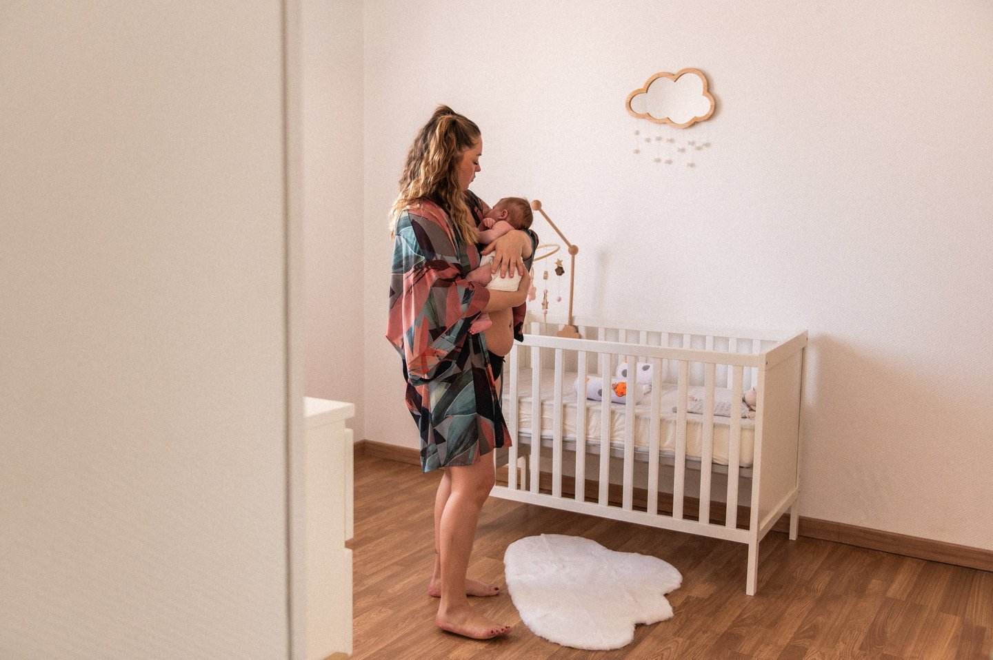 maman et son bébé dans les bras dans la chambre à Toulouse
