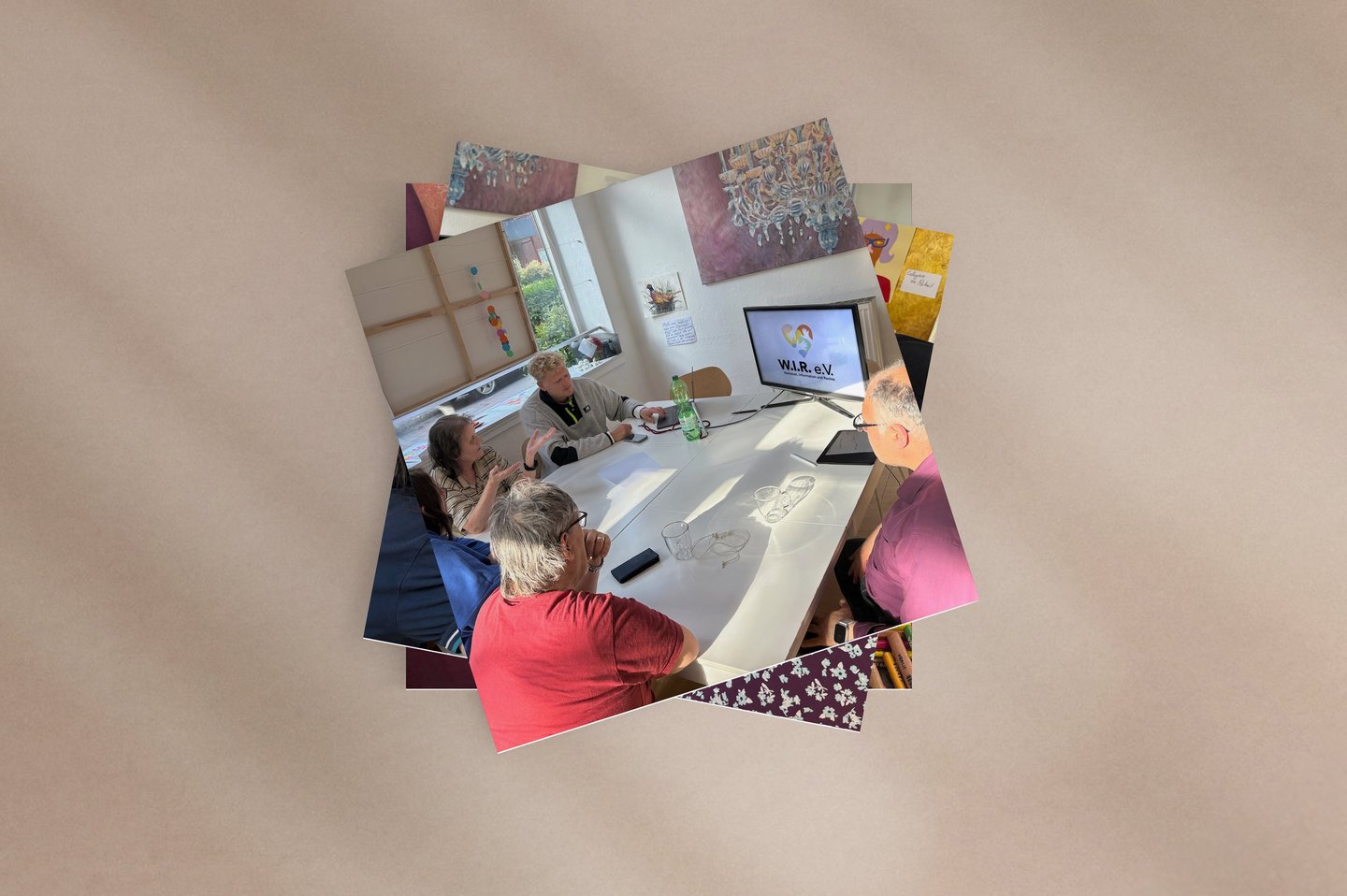 Stapel von Fotos, oberstes zeigt Menschen am Tisch im Gespräch