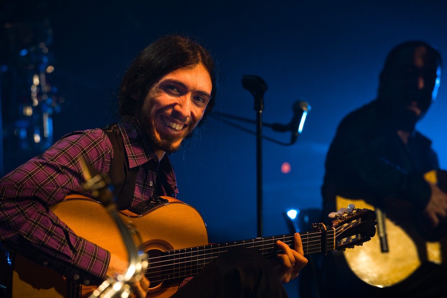 Sonriendo a la cámara.