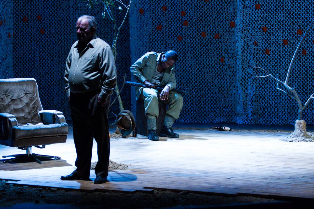 Michel de Warzée et Virgil Mfouilou dans "De mémoire de papillon" de Philippe Beheydt.