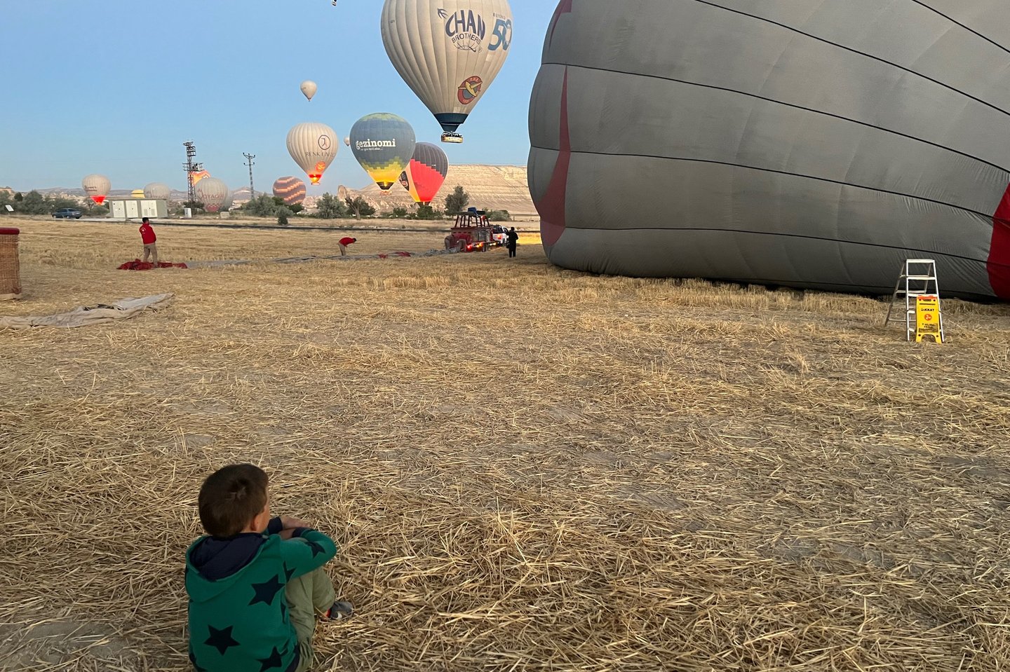 child watching balloons in cappodcia turkey