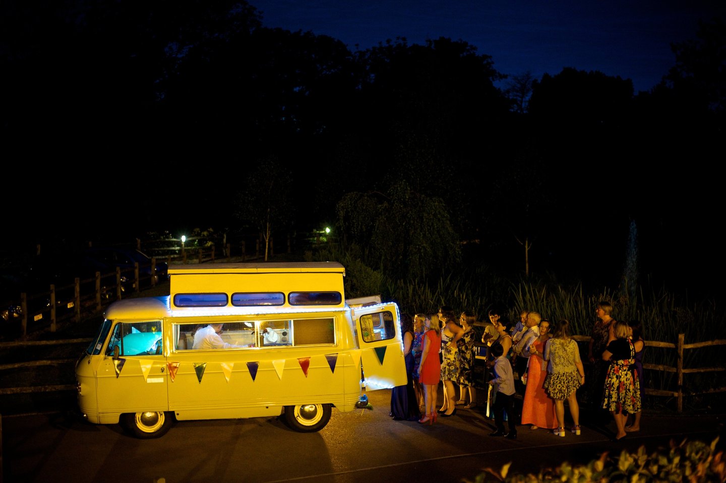 van rétro utilisé comme borne photo pour mariage ou fête