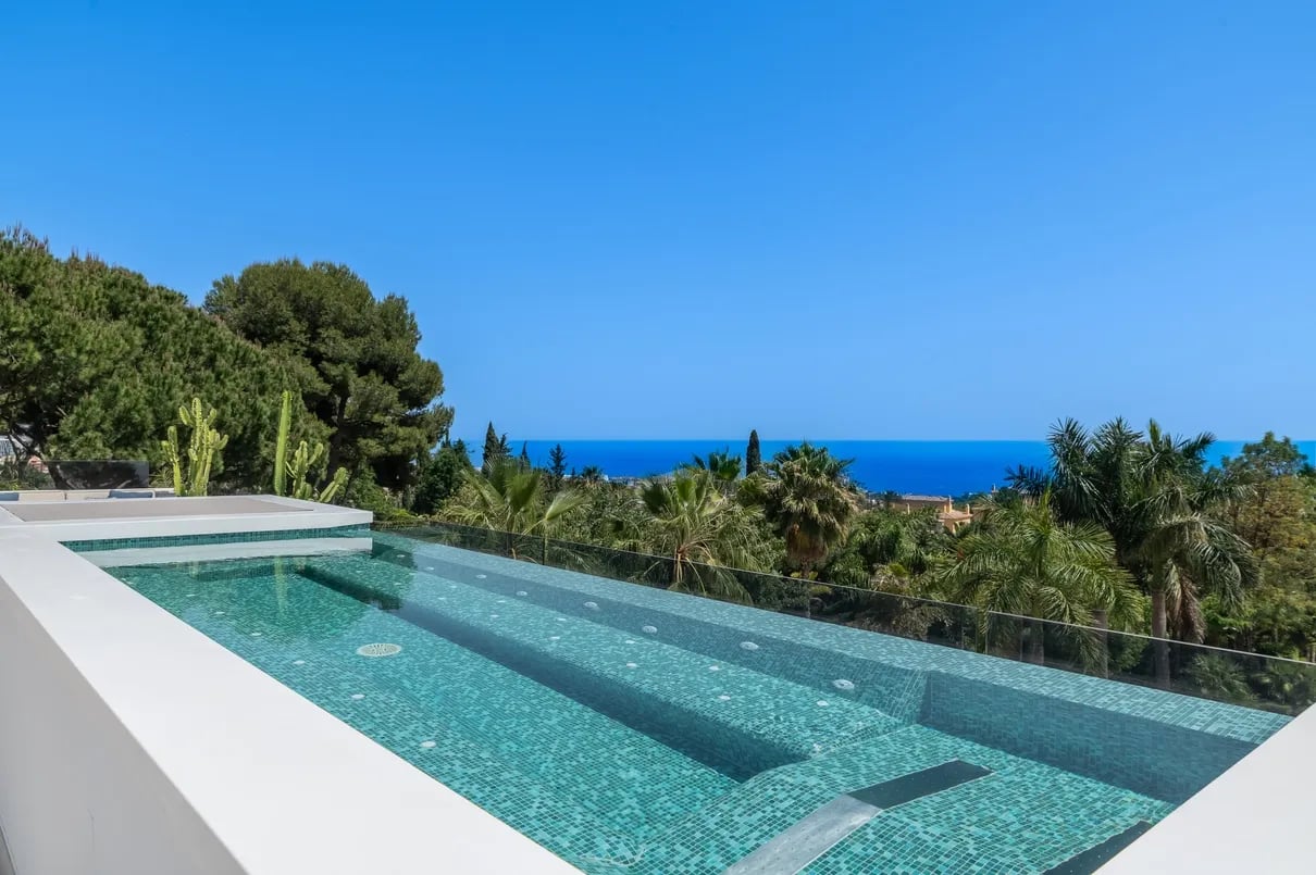 Infinity jacuzzi pool with sea views at Villa Serenity rooftop