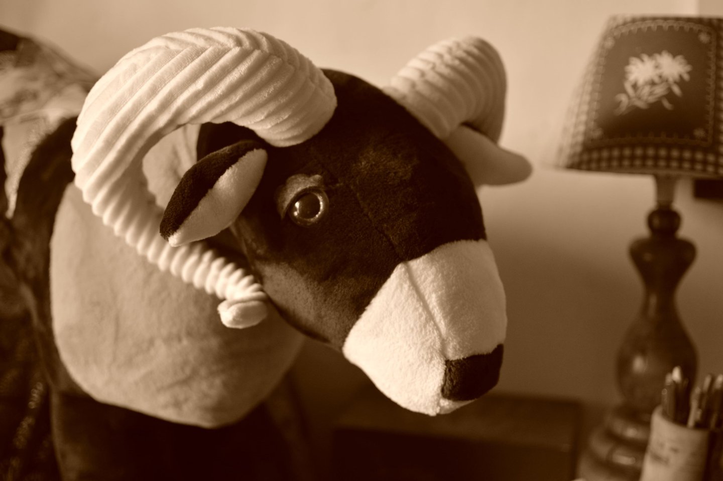 Mouflon en peluche au regard tendre
