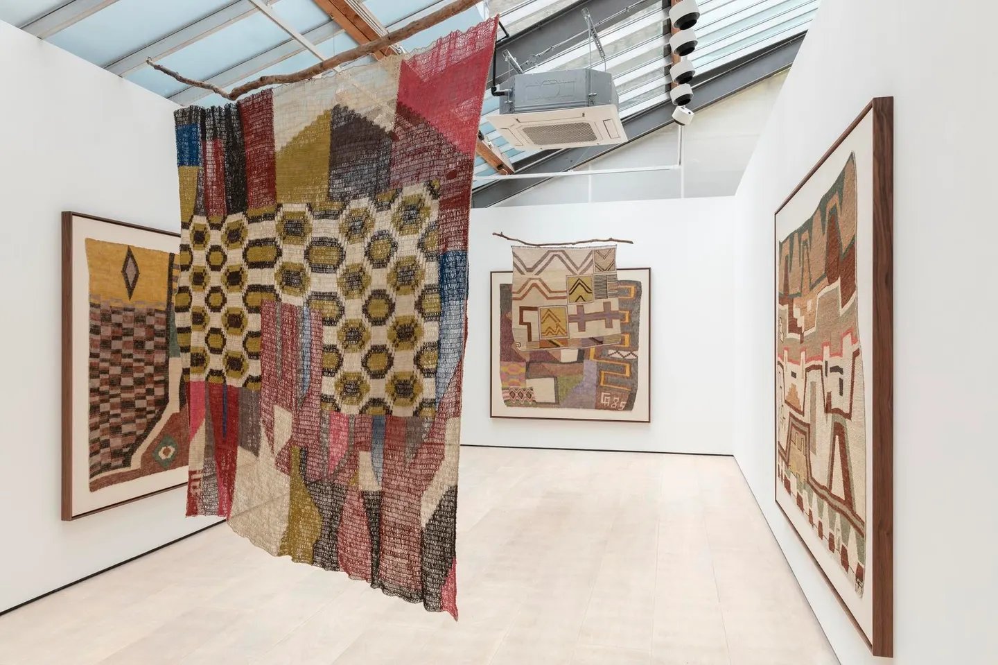 Claudia Alarcón & Silät, "Coreografia da Imaginação" na Cecilia Brunson Projects.