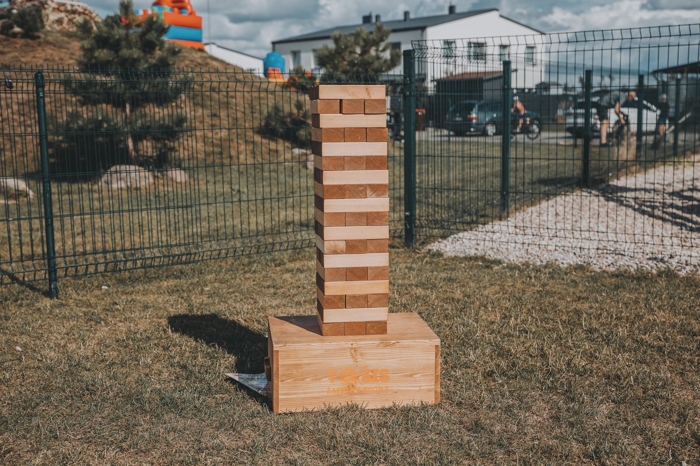XXL Jenga žaidimas – žaidimų nuoma Klaipėdoje.
