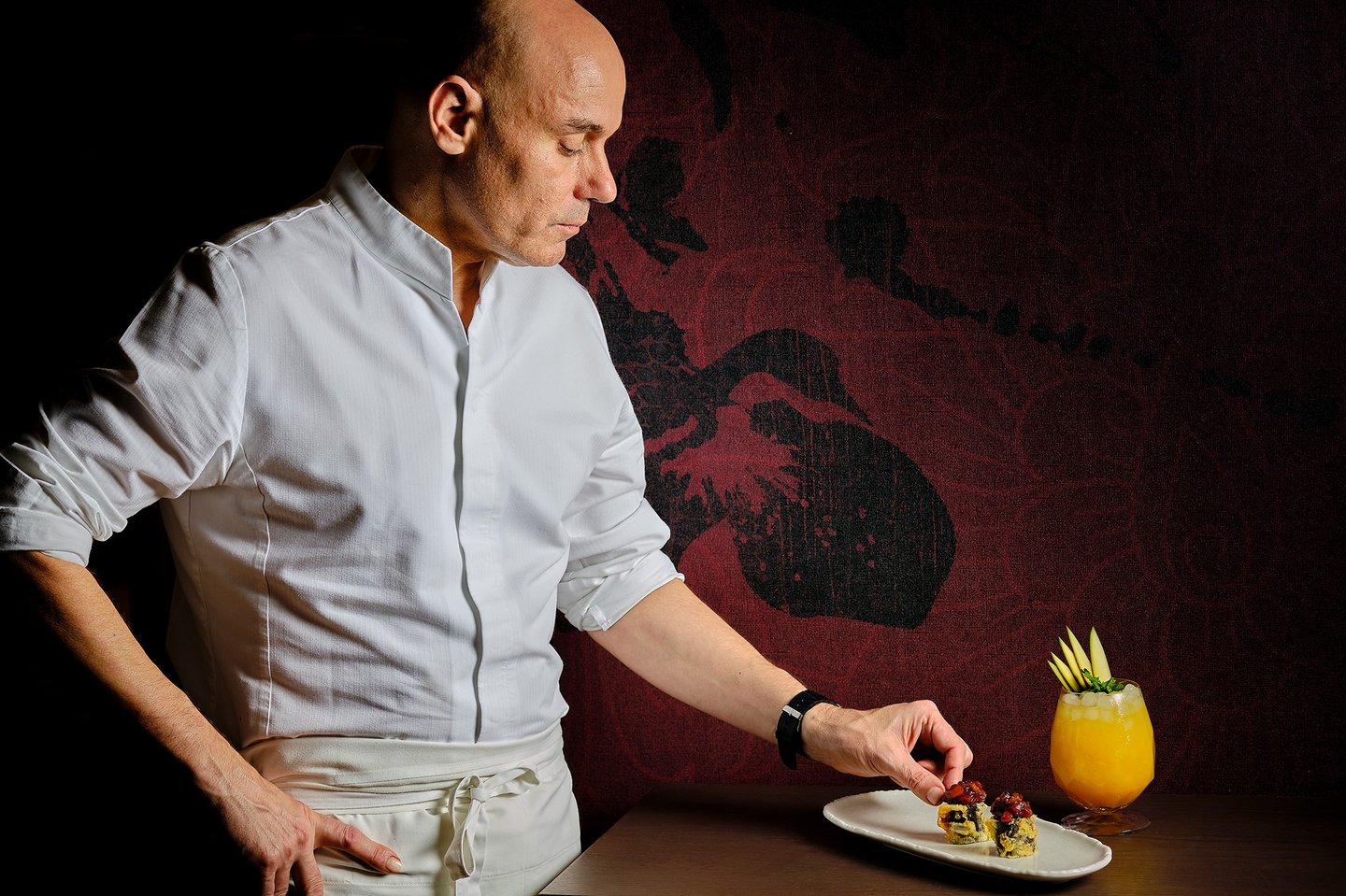 Chef estrella michelin mostrando su creatividad culinaria