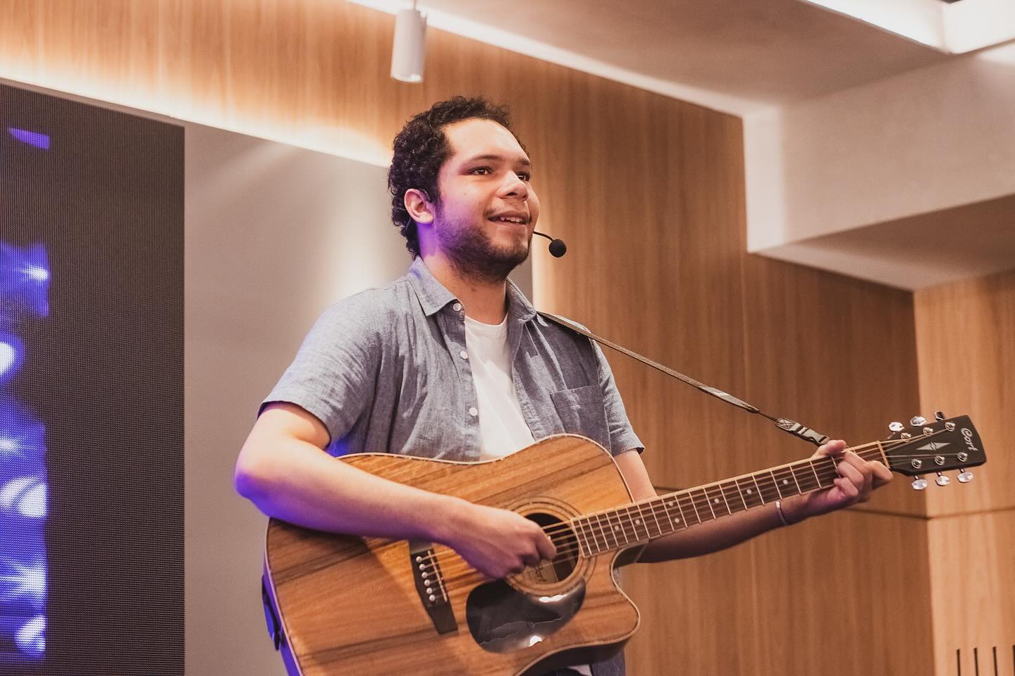 Palestrante autista Lucas Sampaio, durante palestra em congresso sobre autismo em Recife.