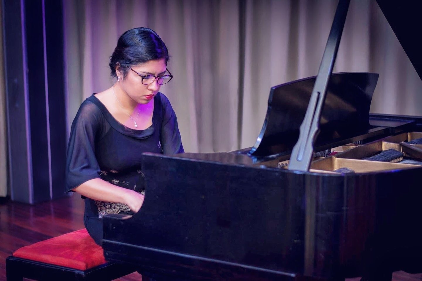 Maestra certificada dictando clases de piano en Guayaquil - The Studio