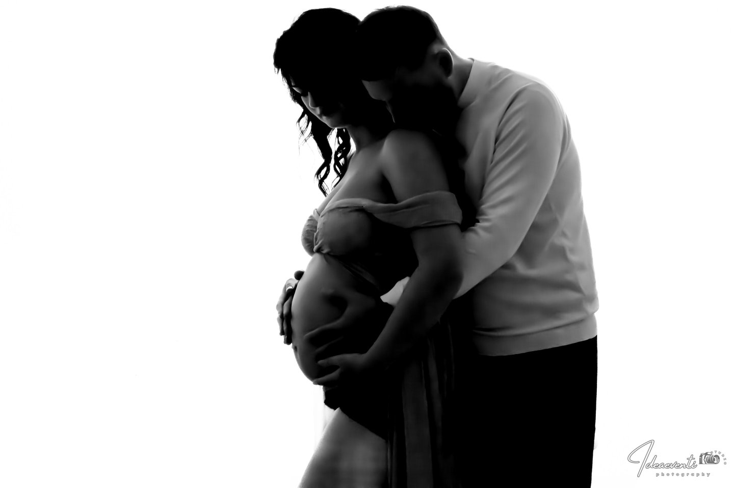 donna in dolce attesa tra le braccia del compagno