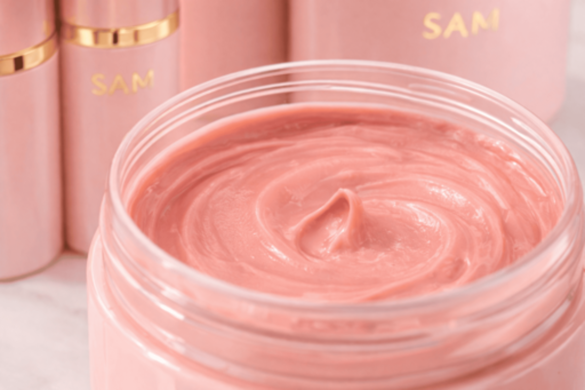 Formula coral de SAM Cosméticos con textura cremosa en envase abierto.