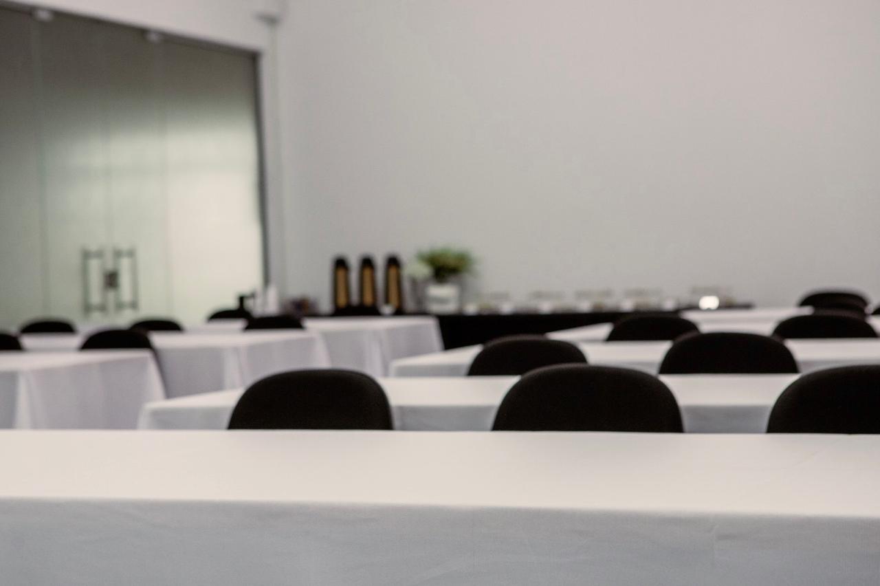 Sala reunião formato treinamento - SD espaço para eventos corporativos
