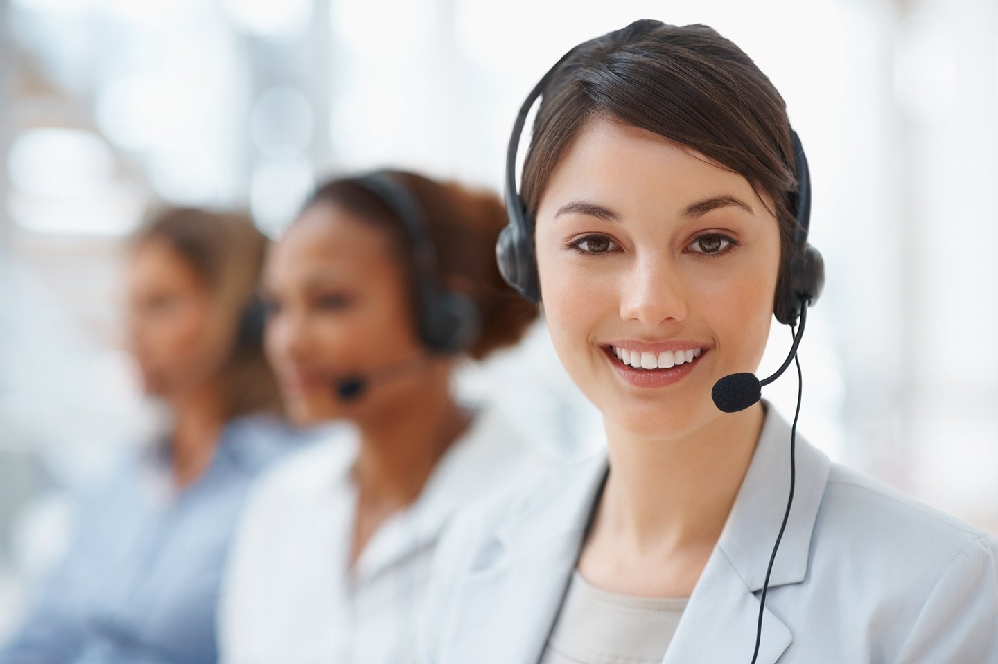 một người phụ nữ đeo tai nghe với một tai nghe và một tai nghe