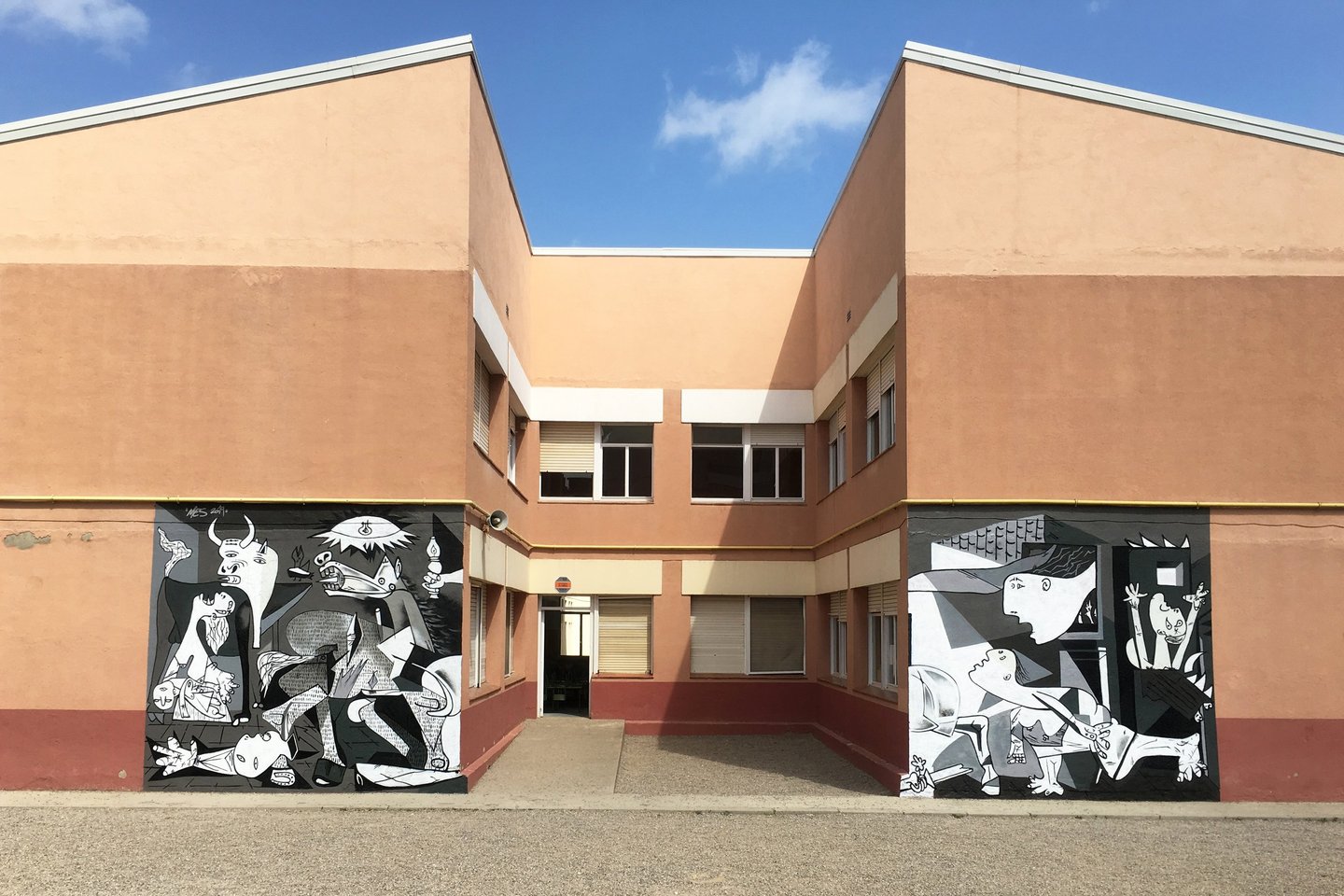 mural graffiti pared exterior escuela guernica graffitimuralpro