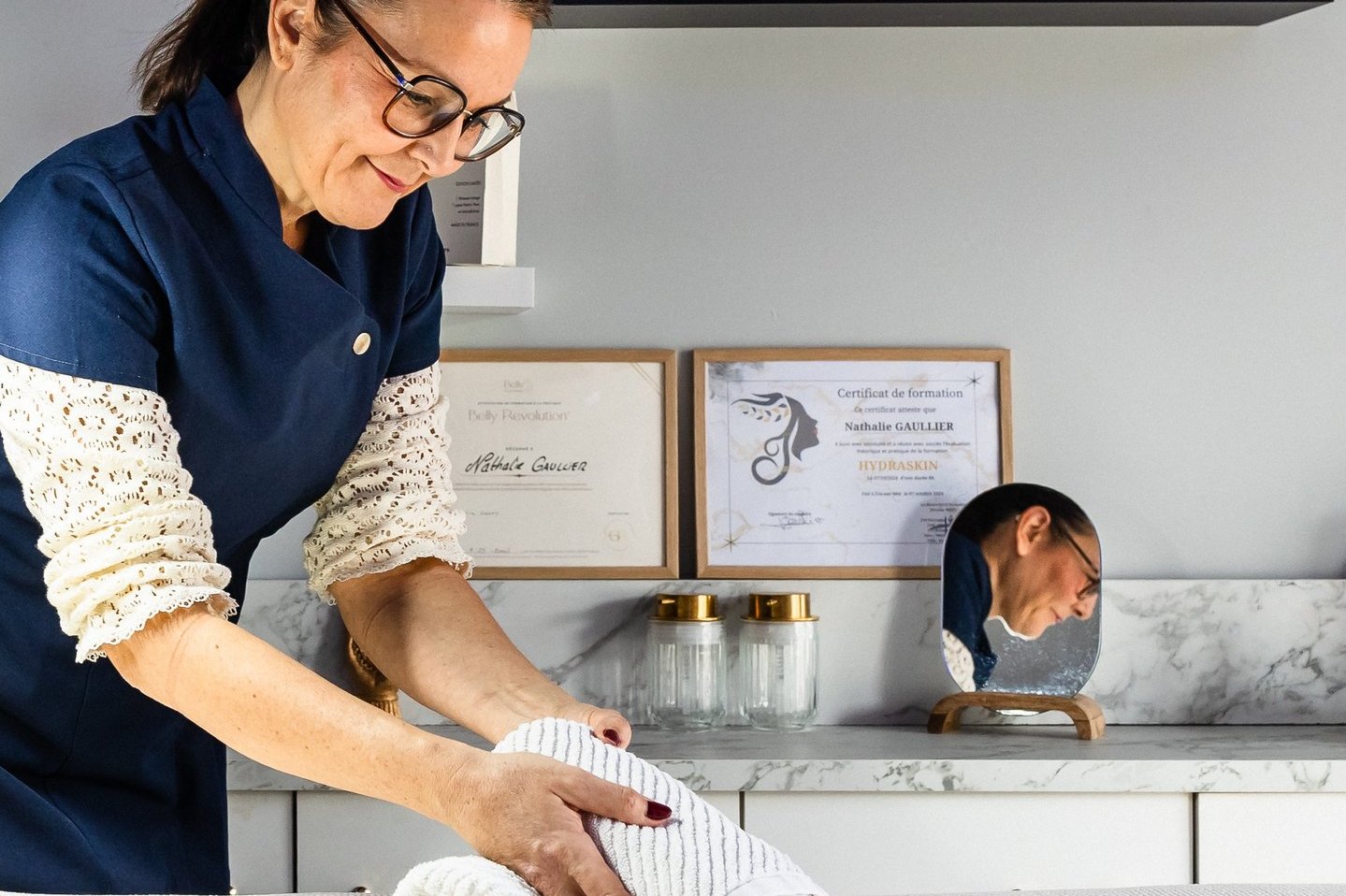 Nathalie Gaullier prépare ses soins de beauté et ses massages holistiques