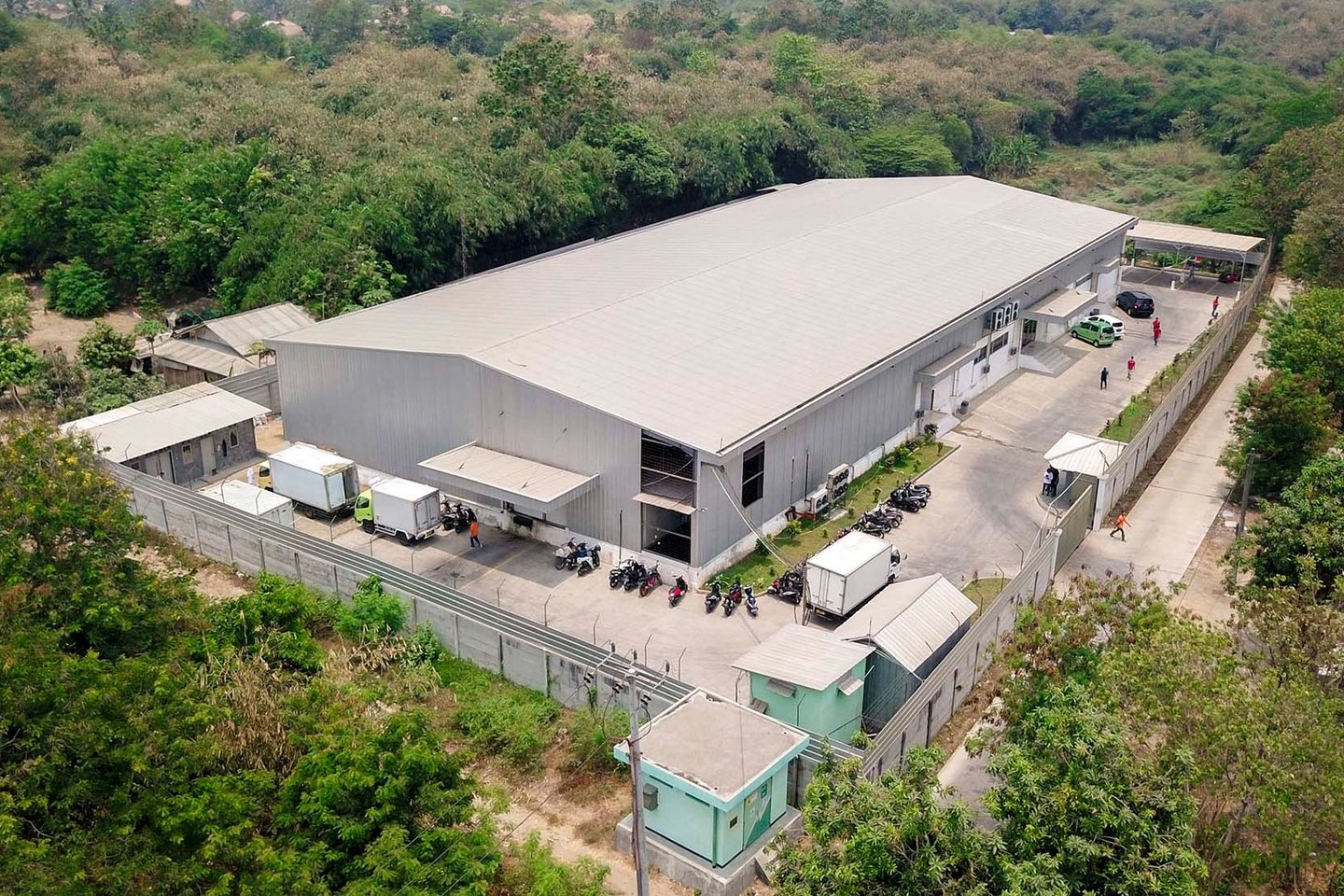 photo aerial drone sebuah rumah pemotongan ayam
