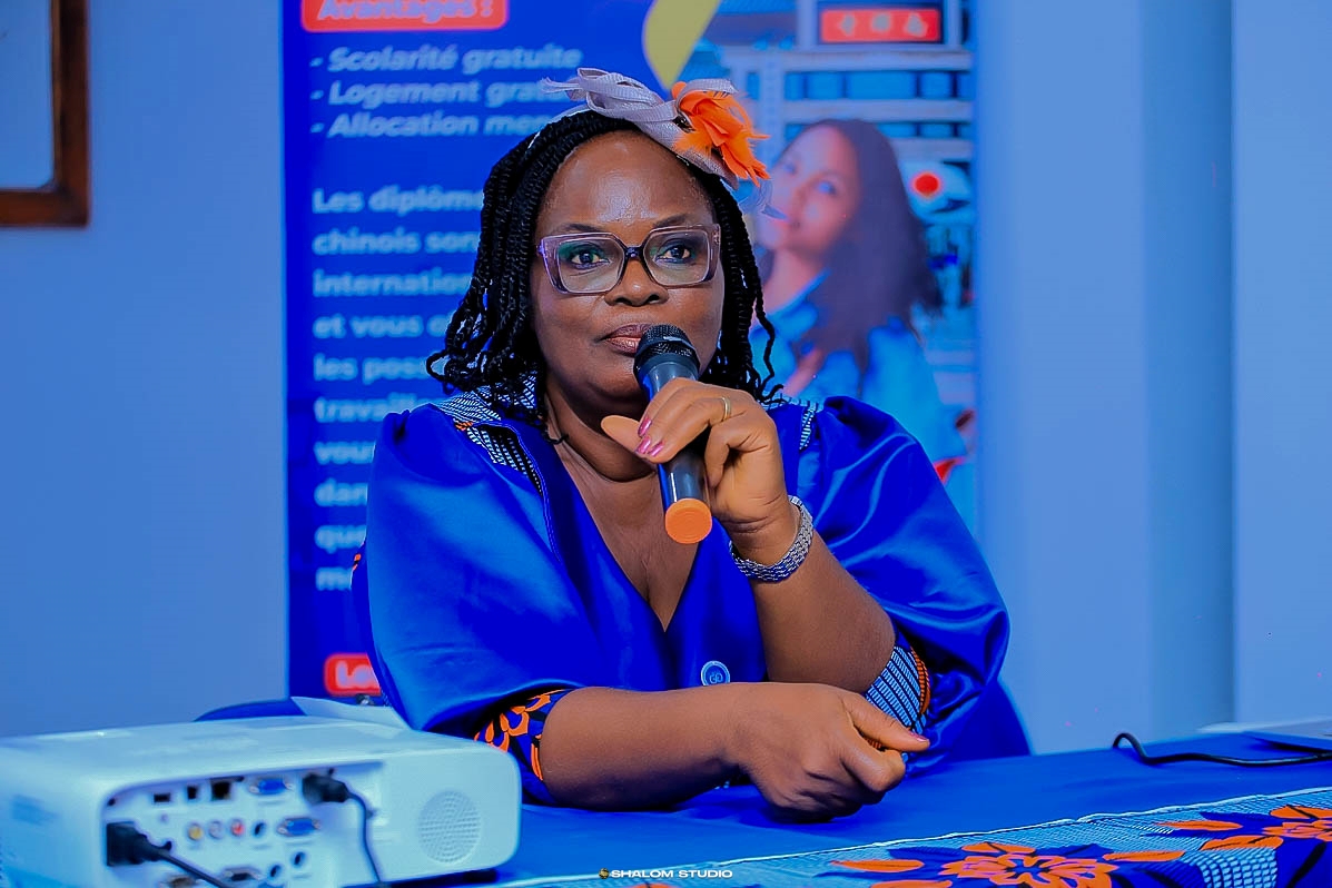 Rajouter en bas une bulle de texte : Mme Zian Adolphine Directrice d'ASER RISING